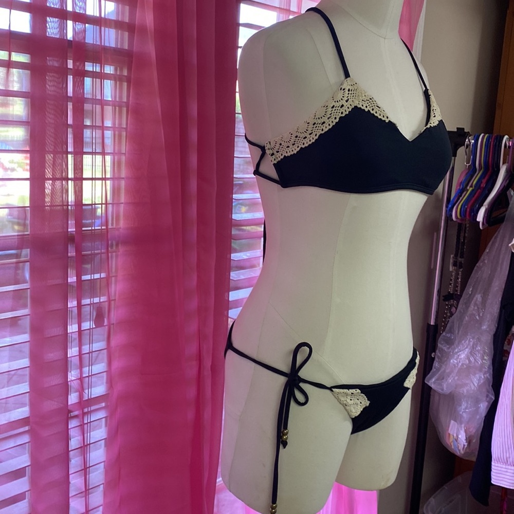 Bikini - Picture 2 of 11